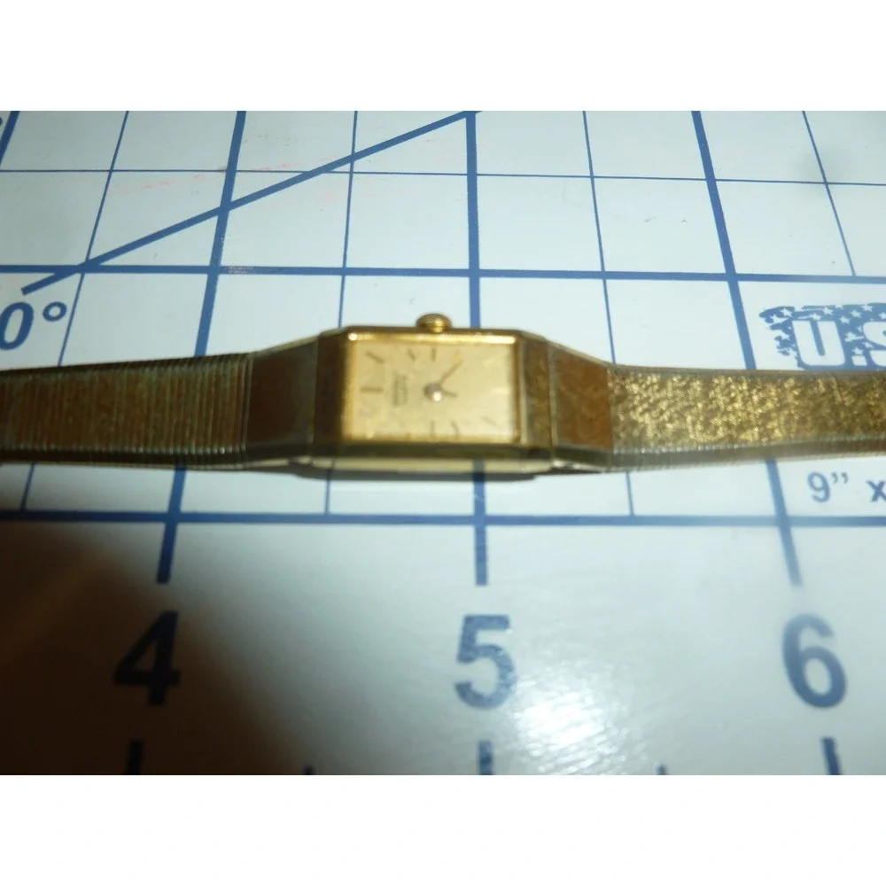 Vintage Seiko Quartz Womens Watch‎ Gold Tone Rectangle 2E20-5029 Textured Band